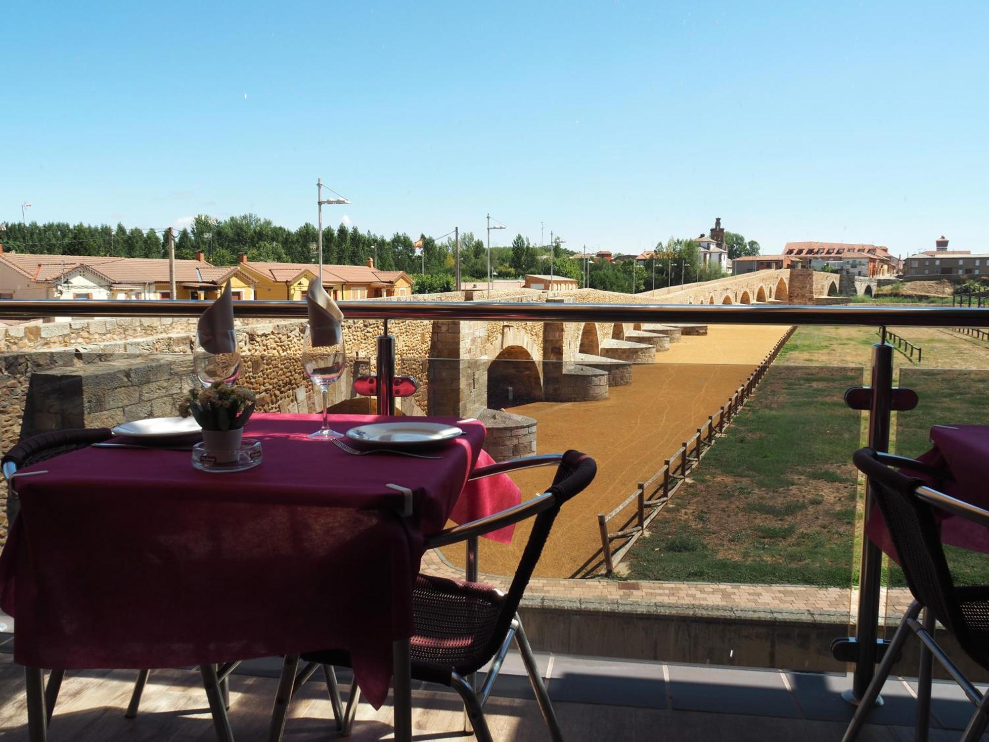 Hostal Don Suero De Quinones Hospital de Órbigo Εξωτερικό φωτογραφία